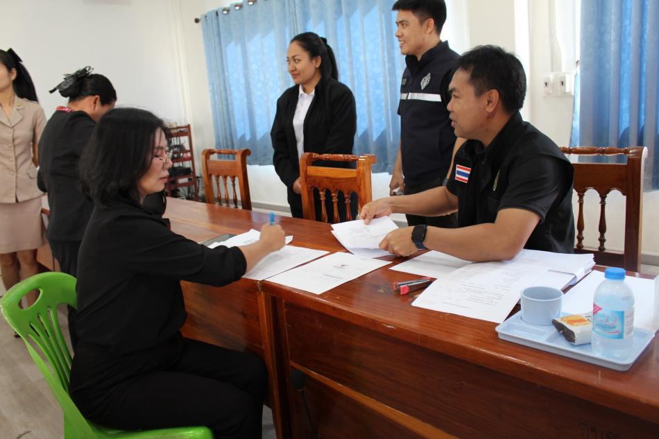 สํานักงานกรรมการเลือกตั้งจังหวัดนครพนม ออกรับยื่นเอกสาร รายรับ รายจ่าย